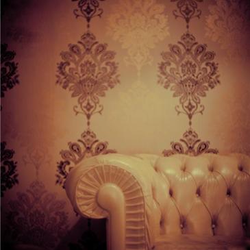 carta da parati e divano Chesterfield